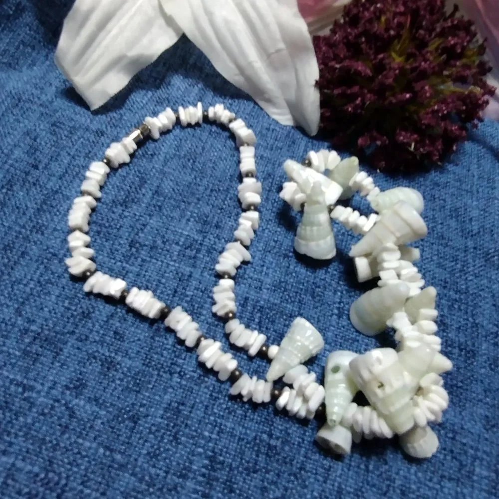 Shell Necklace - Picture 2 of 5